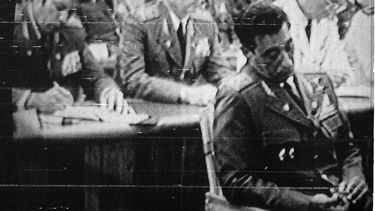 Captura de televisión, imagen del juicio al general de división Arnaldo Ochoa, sentado en primer plano.