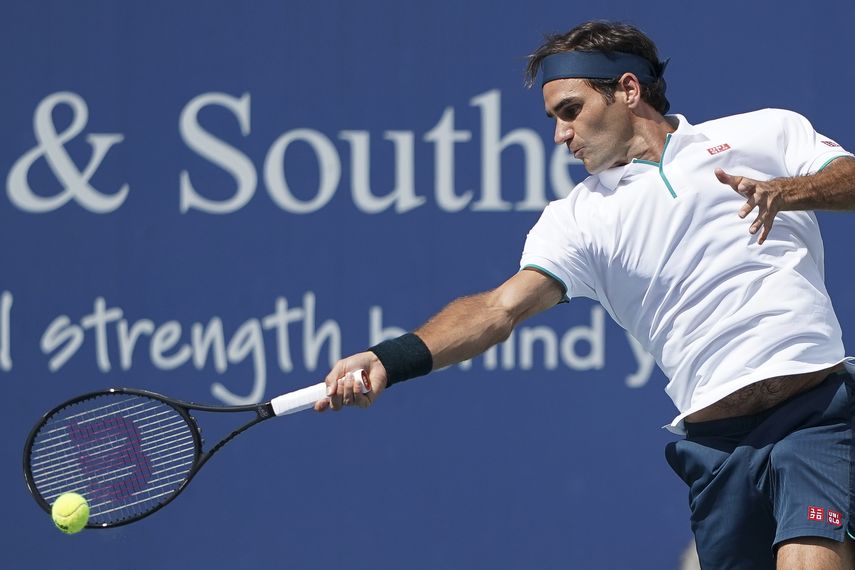El tenista suizo Roger Federer devuelve la pelota al ruso Andrey Rublev, durante el partido de octavos de final del Masters de Cincinnati, el jueves 15 de agosto de 2019, en Mason, Ohio