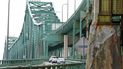 Autos toman la rampa de salida del puente Tobin Memoriar en Chelsea, Massachusetts.  