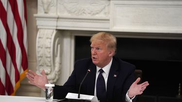 El Presidente Donald Trump habla con los medios de prensa en la Casa Blanca.