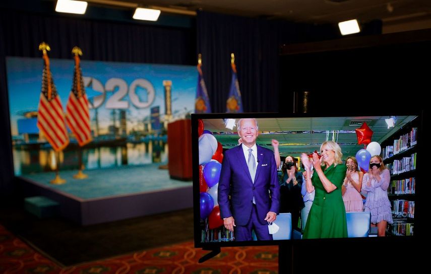 El exvicepresidente Joe Biden (izquierda) reacciona junto a su esposa Jill Biden tras ser nominado&nbsp;oficialmente como candidato presidencial del partido dem&oacute;crata durante el segundo d&iacute;a de la convenci&oacute;n en un video en su sitio de hospedaje en Milwaukee, Wisconsin.