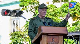 El dictador de Cuba, Miguel Díaz-Canel, ondea una bandera nacional durante las celebraciones que conmemoran la victoria en el 65 aniversario de la invasión de Bahía de Cochinos y la declaración del carácter socialista de la Revolución Cubana en La Habana, el 16 de abril de 2026.&nbsp;