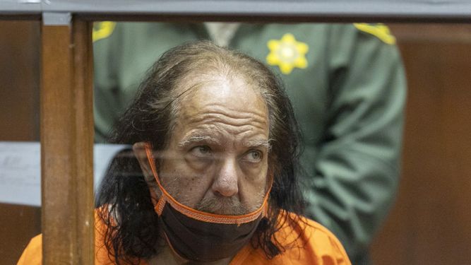En esta imagen de archivo del 26 de junio de 2020, el actor de cine para adultos Ron Jeremy comparece ante las autoridades tras ser detenido por acusaciones de violación y agresión sexual en el Centro de Justicia Penal Clara Shortridge Foltz en Los Ángeles.&nbsp;
