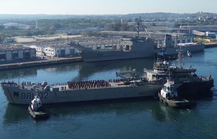 Fotografía cedida este jueves por la Secretaria de Relaciones Exteriores (SRE), que muestra buques mexicanos llegando con víveres al puerto de la Habana (Cuba).
