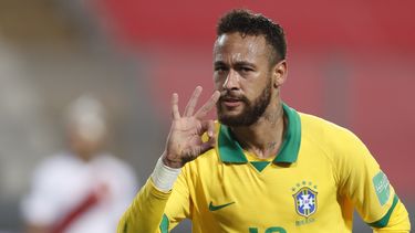 El brasileño Neymar celebra tras anotar contra Perú durante su partido de fútbol clasificatorio sudamericano para la Copa Mundial de la FIFA 2022 en el Estadio Nacional de Lima, el 13 de octubre de 2020, en medio de la pandemia del nuevo coronavirus COVID-19.