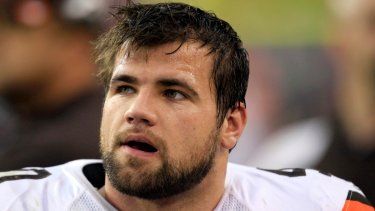El corredor Peyton Hillis, durante un partido de fútbol americano de la NFL. El exjugador de la NFL dijo que está en camino a la recuperación después de que casi muere mientras salvaba a sus dos hijos de ahogarse en Florida.&nbsp; 