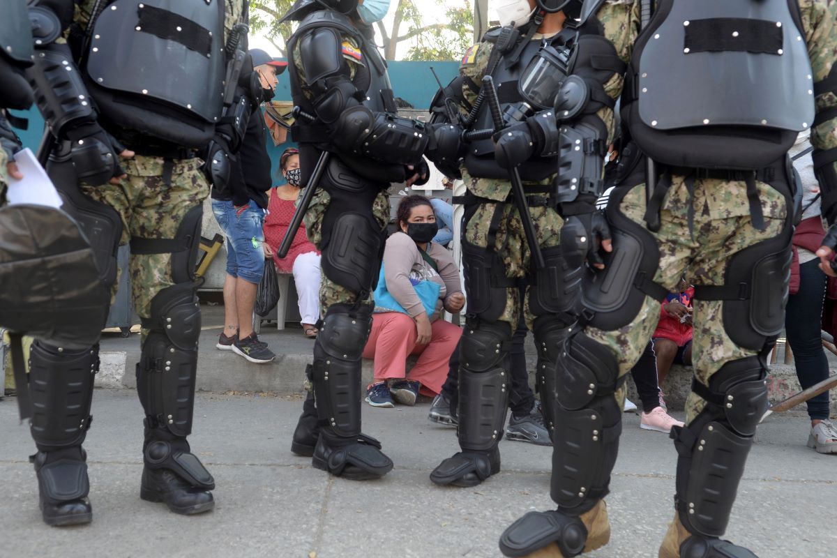 Familiares de reclusos esperan noticias afuera de la penitenciaría del Litoral en Guayaquil, Ecuador, el jueves 30 de septiembre de 2021. Familiares de reclusos esperan noticias afuera de la penitenciaría del Litoral en Guayaquil, Ecuador, el jueves 30 de septiembre de 2021.