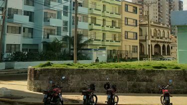 En el edificio del centro, el del penthouse, viven los protagonistas de esta crónica.