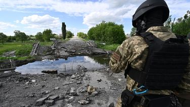 Un militar ucraniano junto a un puente destruido cerca de la aldea de Ruska Lozova, al norte de Kharkiv, el 28 de mayo de 2022, en medio de la invasión rusa de Ucrania. &nbsp;