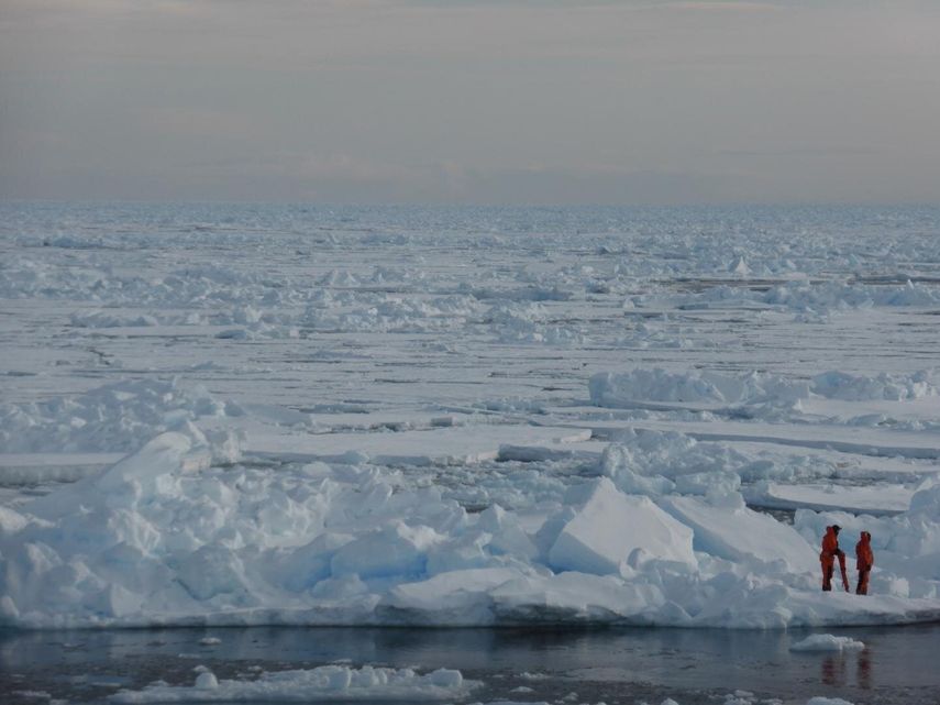 Investigando el hielo marino en el Ártico.