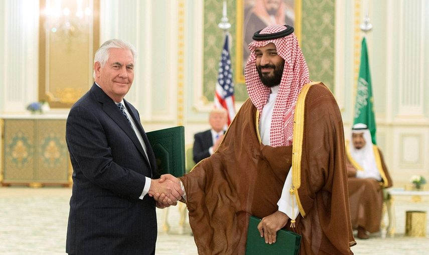 El secretario de Estado de EEUU, Rex Tillerson (iza.), y el príncipe heredero saudí, Mohammad bin Salman al-Saud (der.), se dieron la mano durante una ceremonia en la Corte Real Saudí en Riyadh, Arabia Saudita, este 20 de mayo de 2017.