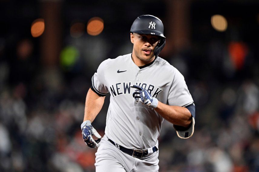Giancarlo Stanton, de los Yanquis de Nueva York, trota por las bases tras batear un jonrón ante los Orioles de Baltimore, el sábado 8 de abril de 2023.