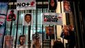 Una mujer coloca fotos de reporteros muertos durante una protesta nacional por el asesinato de los periodista Lourdes Maldonado y del fotógrafo independiente Margarito Martínez, en la Ciudad de México, el 25 de enero de 2022