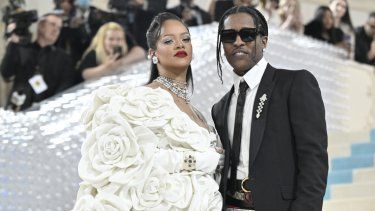Rihanna y A$AP Rocky asisten a la gala benéfica del Costume Institute del Museo Metropolitano de Arte que celebra la inauguración de la exposición Karl Lagerfeld: A Line of Beauty el lunes 1 de mayo de 2023 en Nueva York.&nbsp;