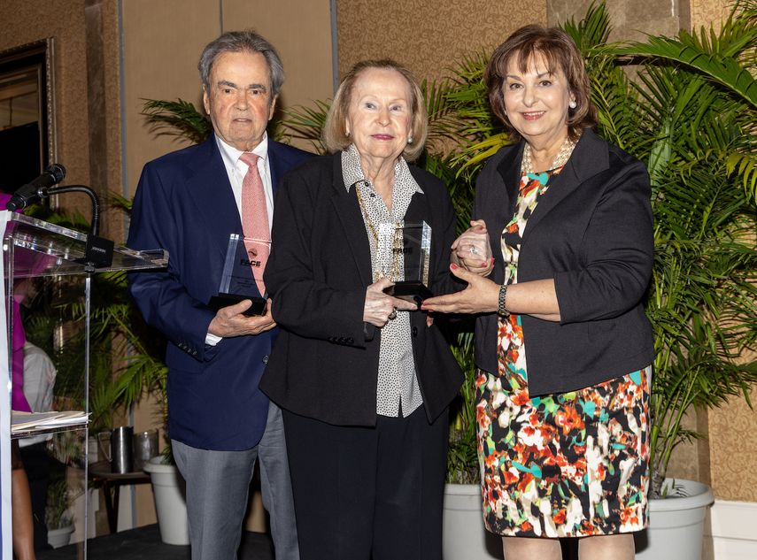 Olga Ramudo de Express Travel hace entrega de sendos premios a Rosa y Carlos de la Cruz.