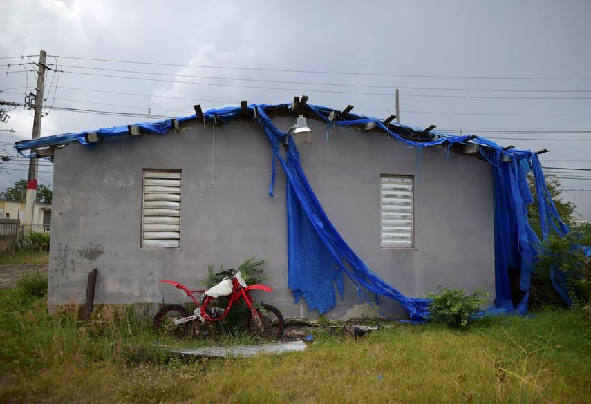 &nbsp;En esta fotografía del 28 de mayo de 2020 se muestra la vivienda de Carmen Lacen, de 85 años, que quedó inhabitable luego del paso del huracán María en 2017, en Loíza, Puerto Rico.