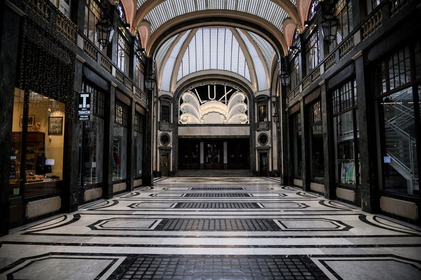 Foto de un centro comercial desolado en Turín, Italia, el 31 de marzo de 2020.
