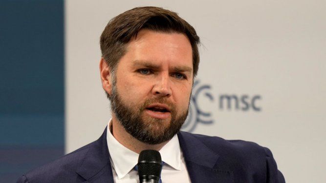 El senador JD Vance, republicano de Ohio, habla en la Conferencia de Seguridad de Múnich, en el hotel Bayerischer Hof de Múnich, Alemania, el domingo 18 de febrero de 2024.&nbsp; &nbsp;