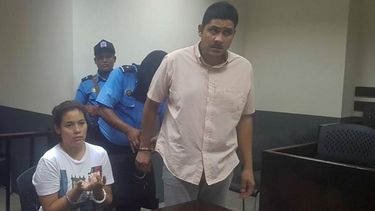 El opositor nicargüense&nbsp;Cristhian Fajardo y su esposa, María Adilia Peralta Cerrato, fueron llevados esposados a la audiencia.