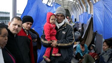 Familias que buscan asilo en EEUU esperan ser citadas a presentar sus casos en un puente que une Reynosa (México) e Hidalgo (Texas) el 15 de marzo del 2019