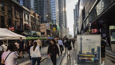 Personas caminan junto a un afiche del TIFF en el centro cultural Bell Lightbox durante el Festival Internacional de Cine de Toronto el 7 de septiembre de 2023, en Toronto.&nbsp;
