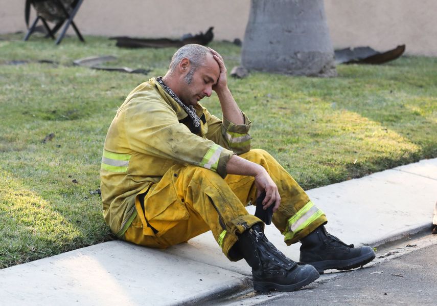 &nbsp;Un bombero muestra su cansancio después de combatir a un enorme incendio que afectó a Santa Rosa, California.&nbsp;