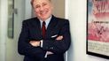 El actor y director Mel Brooks posa junto a un afiche enmarcado de su película de 1974 Blazing Saddles en Los Angeles el 23 de julio de 1991. Brooks publicó su libro de memorias All About Me!: My Remarkable Life in Show Business. El actor y director Mel Brooks posa junto a un afiche enmarcado de su película de 1974 Blazing Saddles en Los Angeles el 23 de julio de 1991. Brooks publicó su libro de memorias All About Me!: My Remarkable Life in Show Business.