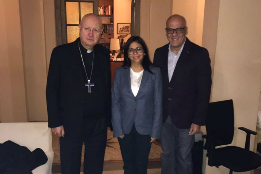 El enviado del papa Francisco, monseñor Claudio María Celli, junto a la canciller Delcy Rodríguez y el alcalde del municipio Libertador de Caracas, Jorge Rodríguez.