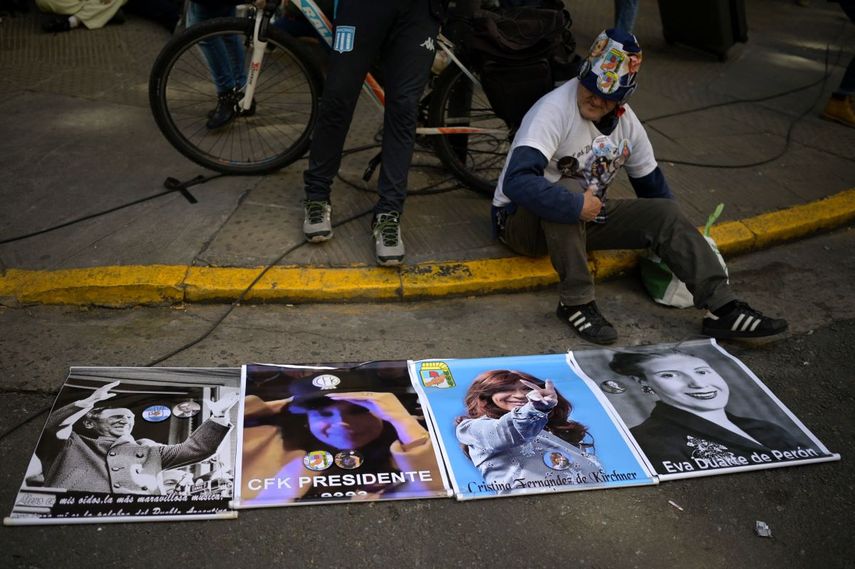 Luego de que un hombre apuntara un arma contra la vicepresidenta de Argentina, seguidores han dado apoyo a Cristina Fernández.&nbsp;