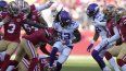 El running back de los Vikingos de Minnesota, Dalvin Cook (33), corre con el balón en un juego ante los 49ers de San Francisco.