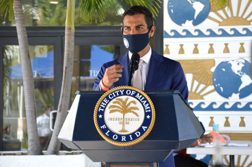 El alcalde de Miami, Francis Suarez, habla a la prensa.