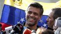 En esta foto de archivo del 2 de mayo de 2019, el líder opositor Leopoldo López habla en conferencia de prensa en la puerta de la residencia del embajador español en Caracas. López abandonó la residencia el sábado 24 de octubre de 2020 y se disponía a partir de Venezuela. En esta foto de archivo del 2 de mayo de 2019, el líder opositor Leopoldo López habla en conferencia de prensa en la puerta de la residencia del embajador español en Caracas. López abandonó la residencia el sábado 24 de octubre de 2020 y se disponía a partir de Venezuela.