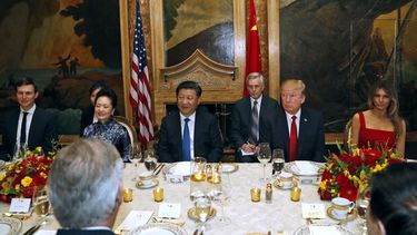 A la cena de gala ofrecida por Donald Trump (2-d) a su homólogo chino, Xi Jinping (c),&nbsp;asistieron dos docenas de invitados sentados en una mesa larga en el club privado Mar-a-Lago, en Palm Beach, Florida.