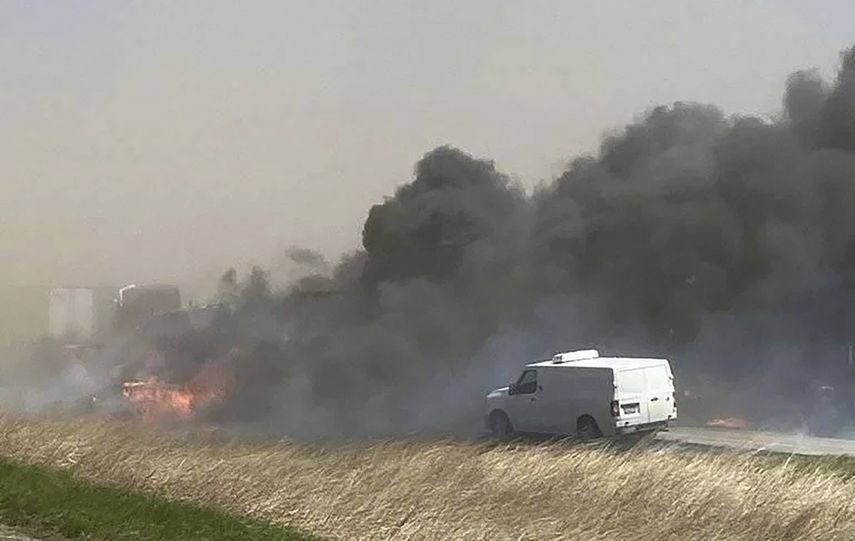Una columna de humo visible en el lugar en el que se registró un choque en el que hubo al menos 72 vehículos involucrados, el lunes 1 de mayo de 2023, en una carretera de Illinois.&nbsp;