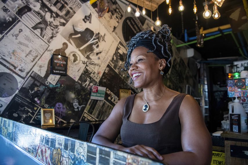 Majora Carter, propietaria de Boogie Down Grind, posa para un retrato en el Bronx de Nueva York el lunes 24 de julio de 2023, en Nueva York. La cultura del hip hop nació en el Bronx, de entre las cenizas de un distrito en llamas con pobreza, decadencia urbana y violencia de pandillas. 50 años después, hay orgullo, pero persisten los problemas.