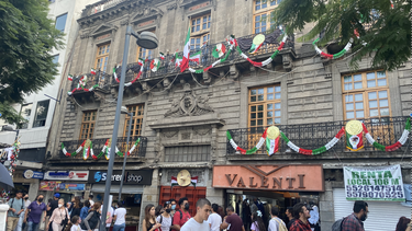 El pueblo mexicano celebra orgulloso sus raíces.
