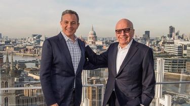 Fotografía facilitada por Walt Disney Co. que muestra al presidente de Disney, Robert Ige (i), y al presidente de Fox, Rupert Murdoch (d), en un lugar no identificado.  
