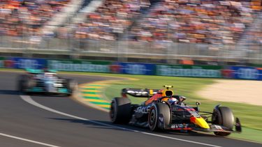 El piloto mexicano Sergio Pérez, de Red Bull, conduce su auto durante el Gran Premio de Australia de la Fórmula 1, en Melbourne, Australia, el domingo 10 de abril de 2022. Miami se prepara para debutar en el calendario&nbsp;