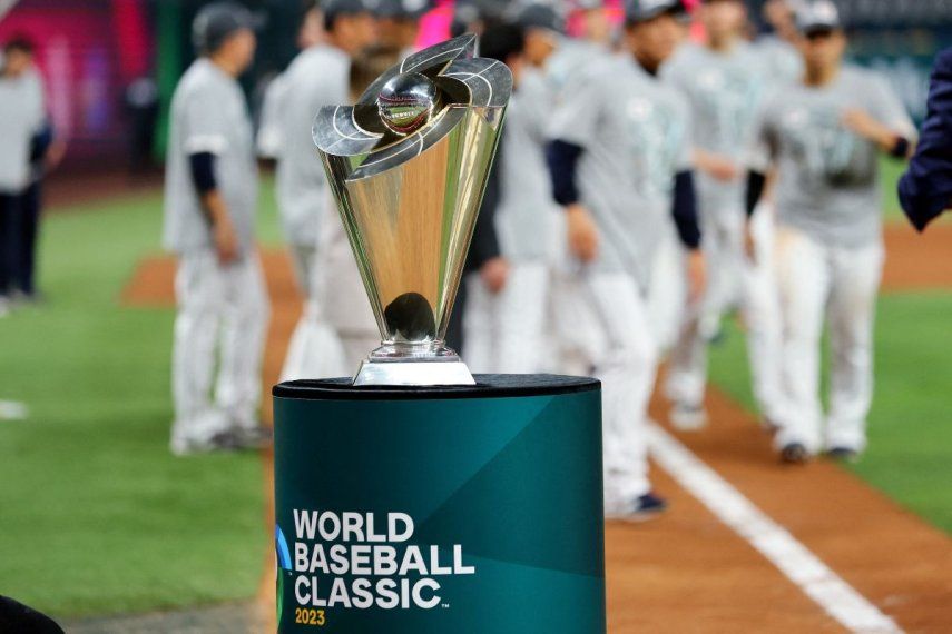 El trofeo del Clásico Mundial de Béisbol, que en la más reciente edición quedó en manos de Japón.