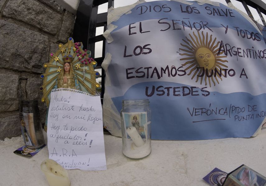 Vista de mensajes de esperanza dejados en los alrededores de la Base de Operaciones de Submarinos.&nbsp;