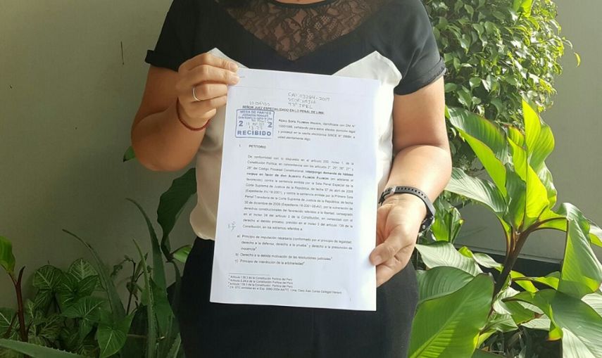 Keiko Fujimori sostiene el documento con el que emprende un nuevo camino hacia la liberación de su padre.