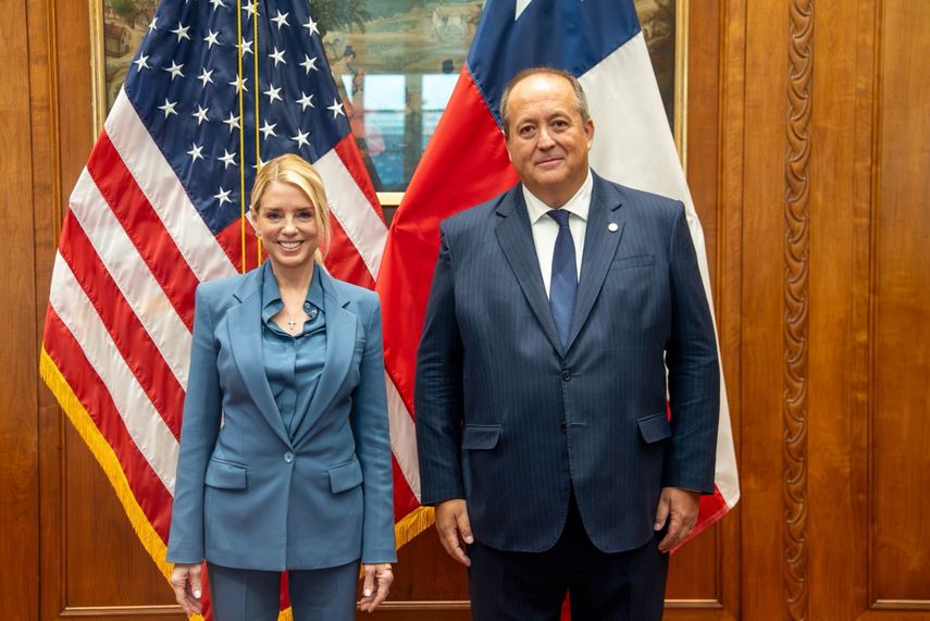 Fiscal general de EEUU, Pam Bondi, y al fiscal nacional de Chile, Ángel Valencia, posan durante una reunión este 16 de marzo 2026, en Washington.&nbsp;