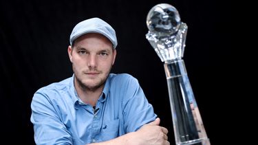 El ilusionista belga y campeón mundial de magia en 2022 Laurent Piron posa en Soumagne, cerca de Lieja, el 22 de agosto de 2022.