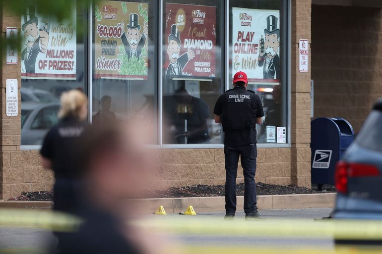 Policías investigan un tiroteo registrado en un supermercado, el sábado 14 de mayo de 2022, en Buffalo, Nueva York. 
