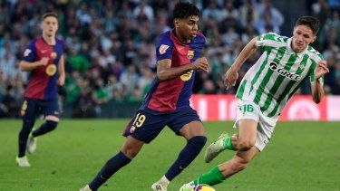 El atacante español del Barcelona, Lamine Yamal, corre con el balón en un duelo ante el Betis, el 7 de diciembre de 2024.