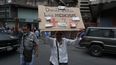 Un grupo de trabajadores de la salud y pacientes protesta este lunes frente a la sede de la Cruz Roja Venezolana para exigir la distribución de las medicinas que llegaron al país el pasado 16 de abril como parte de la ayuda&nbsp;humanitaria&nbsp;enviada por la Federación Internacional de Sociedades de la Cruz Roja y de la Media Luna Roja, en Caracas.&nbsp;