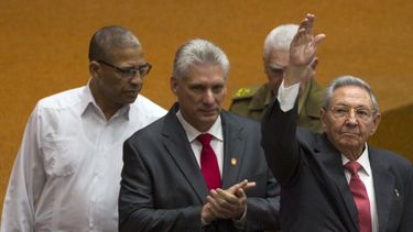 El primer secretario del Partido Comunista y Raúl Castro y el designado gobernante Miguel Díaz-Canel.