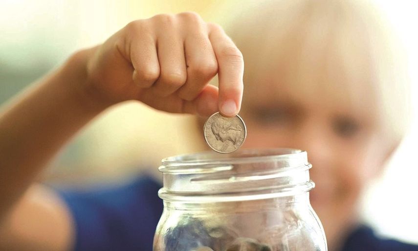 Las reglas de ordenación del IRS para el estado de las cuentas Roth IRA son que todas las contribuciones se eliminen primero, y sólo entonces, las ganancias 