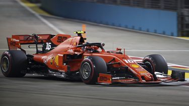 Leclerc tuvo una vuelta de 1 minuto y 36,217 segundos en el circuito callejero de 5 kil&oacute;metros de Marina Bay, 0,191 segundo mejor que Hamilton. El compa&ntilde;ero de Leclerc Sebastian Vettel fue tercero.