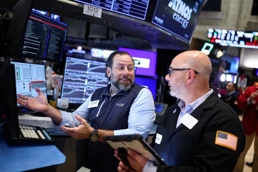 Agentes de la Bolsa de Nueva York dialogan durante una sesión.